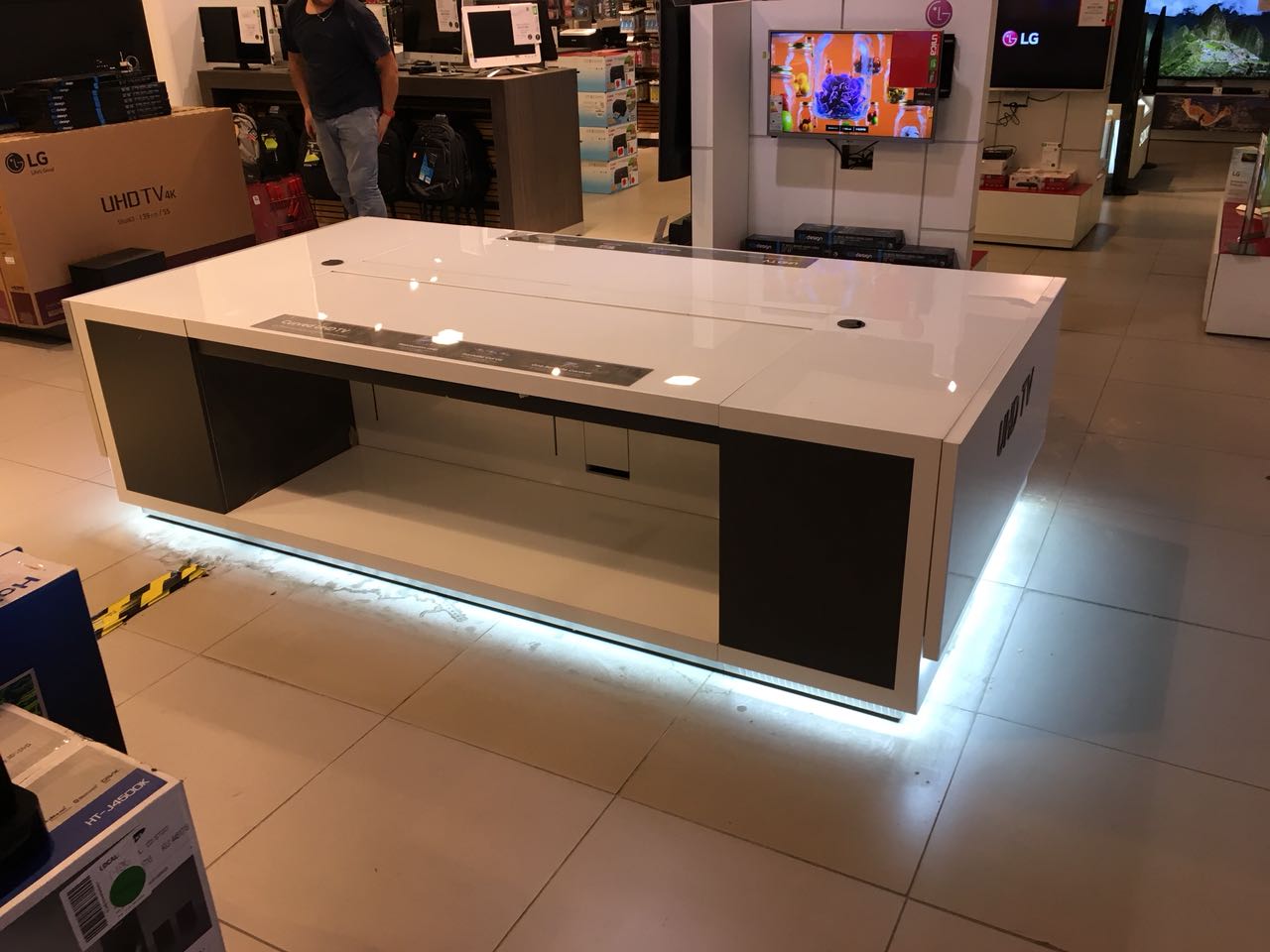Muebles corporativos proyecto Samsung SMAR Chile